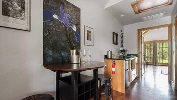 Casa de campo, varias camas, patio, vista al jardín (9996 US-290 Combo) | 4 habitaciones, decoración personalizada y muebles diferentes