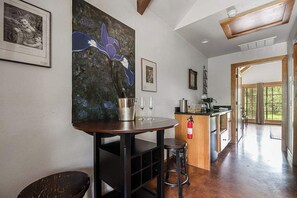 Casa de campo, várias camas, varanda, vista para o jardim (9996 US-290 Combo) | 4 quartos, individualmente decorados, individualmente mobiliados