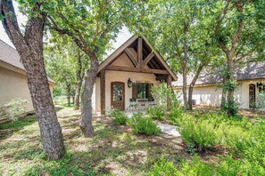Garden - Charming Cottages Steps From Messina Hof Wine Tast (Fredericksburg)