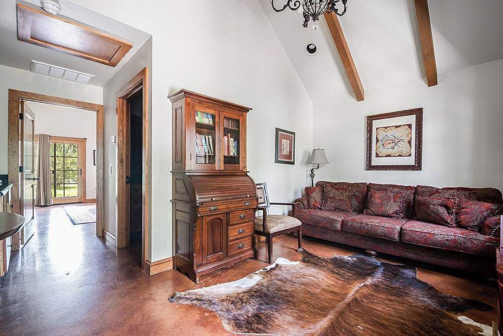 Cottage, Multiple Beds, Patio, Garden View (9996 US-290 Combo) | Living area