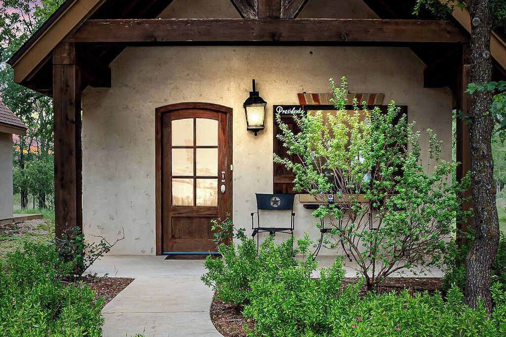 Charming Cottages Steps From Messina Hof Wine Tast