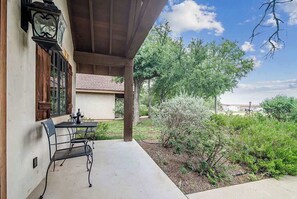 Outdoor dining - Charming Cottages Steps From Messina Hof Wine Tast (Fredericksburg)