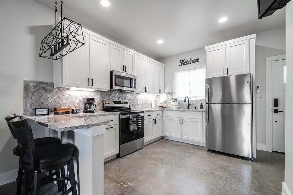 Talo, useita sänkyjä, poreamme, näköala puutarhaan (1472 Live Oak- Combo) | Yksityinen keittiö