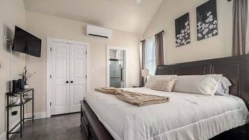 House, Multiple Beds, Hot Tub, Garden View (1472 Live Oak- Combo) | 4 bedrooms, individually decorated, individually furnished, bed sheets