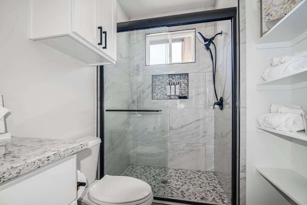 Rumah, Beberapa Tempat Tidur, hot tub, pemandangan kebun (1472 Live Oak- Combo) | Kamar mandi | Handuk