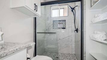 Rumah, Beberapa Tempat Tidur, hot tub, pemandangan kebun (1472 Live Oak- Combo) | Kamar mandi | Handuk