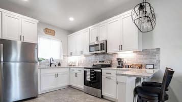 House, Multiple Beds, Hot Tub, Garden View (1472 Live Oak- Combo) | Private kitchen