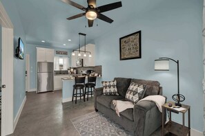 Interior - Live Oak Cabins-sleeps 8 W/hot-tubs (Fredericksburg)