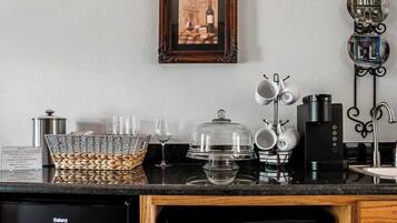 House, 2 Queen Beds, Patio (9996 US-290 Paris) | Private kitchen