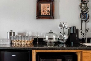 House, 2 Queen Beds, Patio (9996 US-290 Paris) | Private kitchen - The Manor Haus at Messina Hof Hill Country Winery-paris Haus (Fredericksburg)