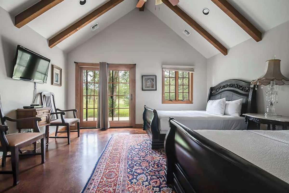 House, 2 Queen Beds, Patio (9996 US-290 Paris) | 1 bedroom, individually decorated, individually furnished, bed sheets