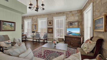 Maison, plusieurs lits, balcon (101 N Orange - Combo) | Coin séjour