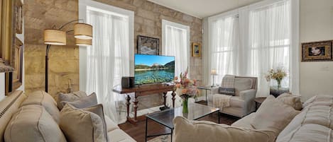 Casa, varias camas, balcón (101 N Orange - Combo) | Zona de estar