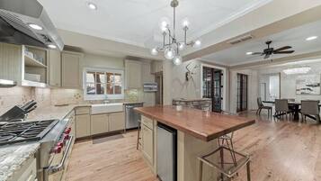 Ferienhaus, Mehrere Betten, Whirlpool, Poolblick (309 E Travis) | Eigene Küche