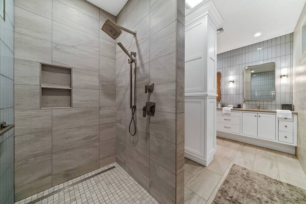 Casa, várias camas, banheira de hidromassagem, vista para a piscina (309  E Travis) | Banheiro | Toalhas de banho 