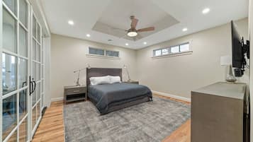 House, Multiple Beds, Jetted Tub, Pool View (309 E Travis) | 6 bedrooms, individually decorated, individually furnished, bed sheets