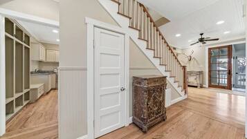 House, Multiple Beds, Jetted Tub, Pool View (309 E Travis) | Living area