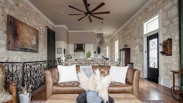 House, Multiple Beds, Patio, City View (118 E Main St- Combo) | Living area