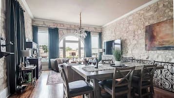 House, Multiple Beds, Patio, City View (118 E Main St- Combo) | 3 bedrooms, individually decorated, individually furnished, bed sheets