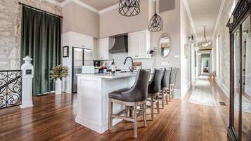 House, Multiple Beds, Patio, Garden View (118 E Main - Unit B) | Private kitchen