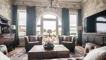 House, Multiple Beds, Patio, Garden View (118 E Main - Unit B) | Living area