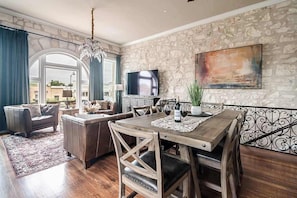 Maison, plusieurs lits, patio, vue jardin (118 E Main - Unit B) | 2 chambres, décoration personnalisée, ameublement personnalisé