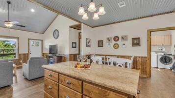 Casa, diversos llits, pati, vistes al jardí (2559 Knopp Yellow) | Cuina privada