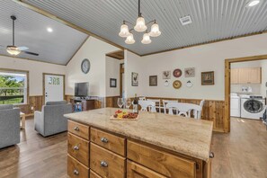 Casa, varias camas, patio, vistas al jardín (2559 Knopp Yellow) | Cocina privada