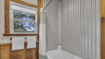 Casa, diversos llits, pati, vistes al jardí (2559 Knopp Yellow) | Bany | Tovalloles