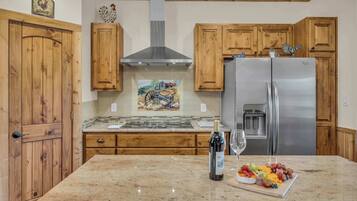 Casa, diversos llits, pati, vistes al jardí (2559 Knopp Yellow) | Cuina privada