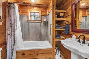 Hus - 1 kingsize-säng - bubbelbad - utsikt mot trädgården (2557 Knopp School Rd - The Nest) | Badrum | Handdukar
