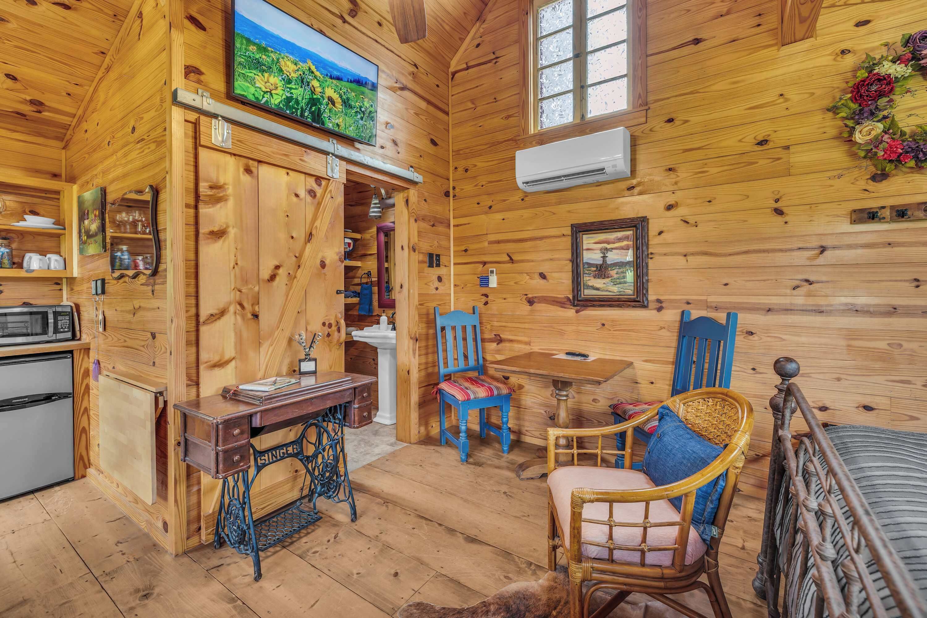 Huis, 1 kingsize bed, bubbelbad, uitzicht op tuin (2557 Knopp School Rd - The Nest) | Woonruimte