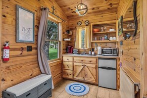 Casa, 1 cama de matrimonio grande, bañera de hidromasaje (2557 Knopp School Rd - The Nest) | Cocina básica privada