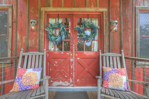 Interior entrance - Cabins Out Back-nest (Fredericksburg)