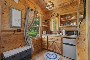 獨棟房屋, 1 張特大雙人床, 按摩浴缸, 花園景觀 (2557 Knopp School Rd - The Nest) | 私人廚房