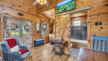 House, 1 King Bed, Jetted Tub, Garden View (2557 Knopp School Rd - The Nest) | 1 bedroom, individually decorated, individually furnished, bed sheets