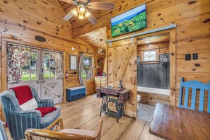 House, 1 King Bed, Jetted Tub, Garden View (2557 Knopp School Rd - The Nest) | 1 bedroom, individually decorated, individually furnished, bed sheets - Cabins Out Back-nest (Fredericksburg)