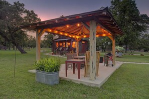 Outdoor dining - Cabins Out Back-nest (Fredericksburg)