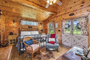 Casa, 1 cama de matrimonio grande, bañera de hidromasaje (2557 Knopp School Rd - The Nest) | 1 dormitorio, decoración individual, mobiliario individual