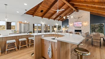 House, Multiple Beds, Hot Tub (18403 Lakepoint Circ) | Private kitchen