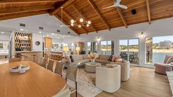 House, Multiple Beds, Hot Tub (18403 Lakepoint Circ) | Private kitchen