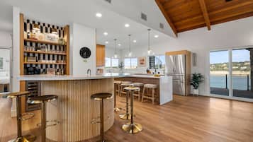 House, Multiple Beds, Hot Tub (18403 Lakepoint Circ) | Private kitchen