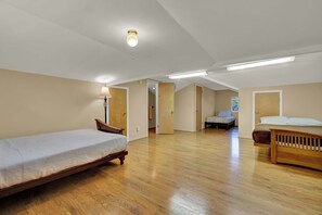 Hus - flera sängar - tillgång till pool (1380 Ponderosa Dr) | 5 sovrum, individuell inredning, unika möbler och sängkläder