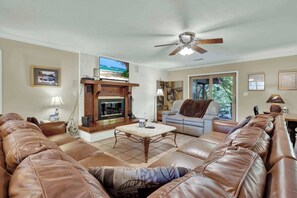 Living area - Riverfront Family Getaway on the Guadalupe (New Braunfels)