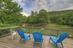 Terrace/patio - Riverfront Family Getaway on the Guadalupe (New Braunfels)