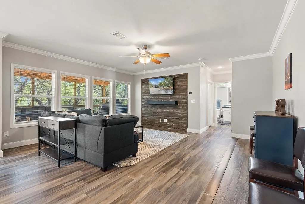 獨棟房屋, 多張床, 庭院 (7994 W US-290) | 起居區