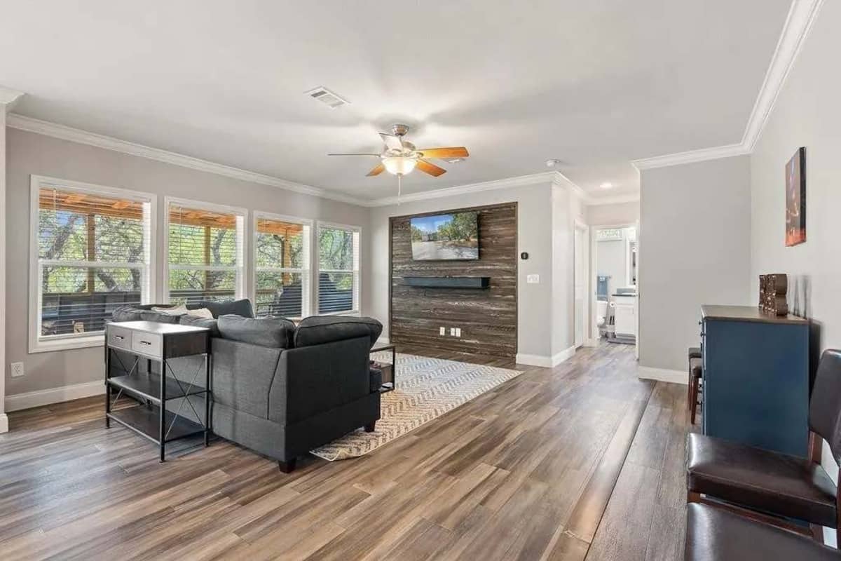 單棟房屋, 多張床, 露台 (7994 W US-290) | 客廳