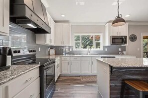 獨棟房屋, 多張床, 庭院 (7994 W US-290) | 私人廚房