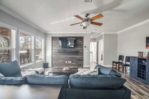 Living area - Hye Life in the Hill Country! (Johnson City)