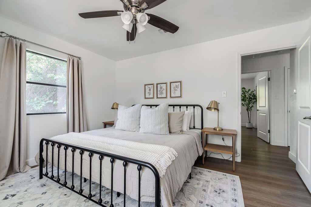 5 bedrooms, individually decorated, individually furnished, bed sheets